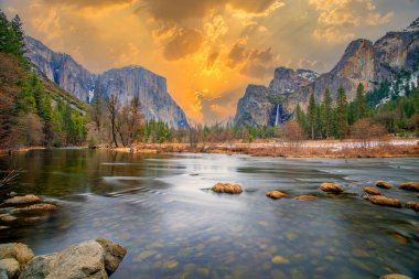 Yosemite Vadisi 'nin güzel manzarası. Merced River' dan kışın yarım kubbe ve el Capitan.