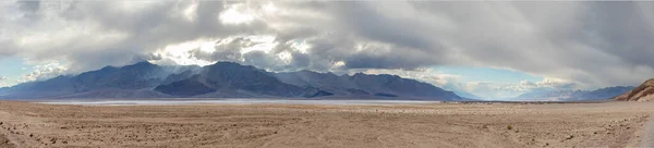 Krajobraz Doliny Śmierci Południe Ciepło Miękkimi Chmurami — Zdjęcie stockowe