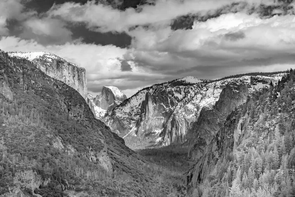 Hermosa Vista Valle Yosemite Con Media Cúpula Capitán Invierno —  Fotos de Stock