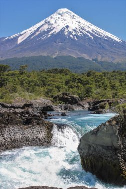 Güney Şili 'de Puerto Varas yakınlarındaki Llanquihue Gölü' ndeki Volkan Osorno