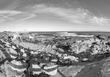 Gün batımında Monterey yakınlarındaki boş kumsal Pebble Plajı