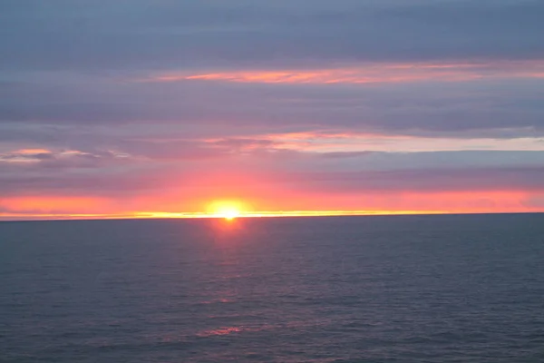 Malowniczy Zachód Słońca Nad Oceanem Norwegii Widziany Statku Wycieczkowego — Zdjęcie stockowe