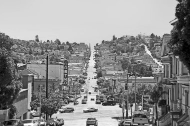 San Francisco, ABD - 23 Temmuz 2008: San Francisco 'daki Castro bölgesine ana yolu boyunca evleri ve caddesi ile birlikte bakın.