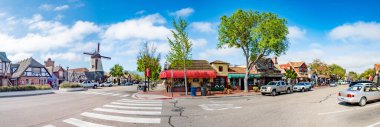 Solvang, California, Usa - 22 Nisan 2019: Solvang 'daki eski ana cadde şehir merkezi, Santa Ynez Vadisi, Santa Barbara County. Danimarka Köyü popüler bir turizm merkezidir..