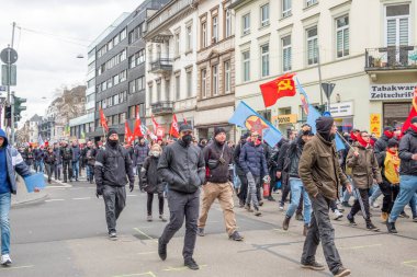 Wiesbaden, Almanya - 11 Mart 2023: insanlar Versammlungsgesetz - eng 'i değiştirmek için gösteri yapıyorlar. Almanya, Wiesbaden 'de montaj yasası. Siyaset kanunu keskinleştirecek ve Protestanlar da keskinleştirmeye karşı..