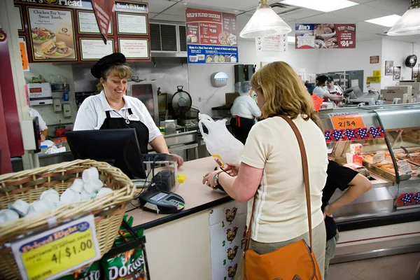 2008年7月17日 アメリカ ハリケーンの観光客にサンドイッチやお菓子を販売するスーパーマーケットの従業員 — ストック写真