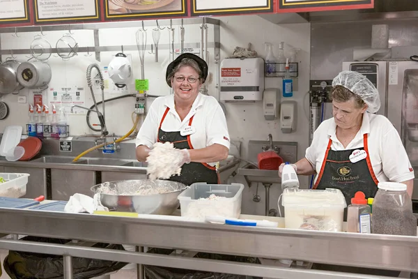 2008年 平成20年 7月17日 パンやお菓子の生地を用意するスーパーの従業員が仕事を楽しむ — ストック写真