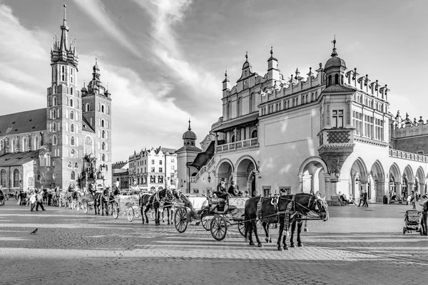 Krakow Polonia Octubre 2014 Carruajes Caballos Frente Iglesia Mariacki Plaza —  Fotos de Stock