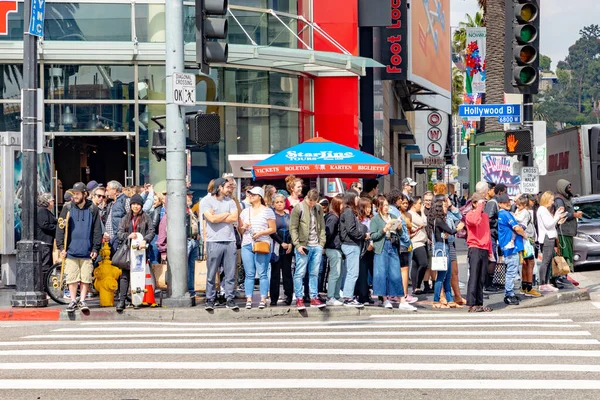 Los Angeles Usa March 2019 Άνθρωποι Διάβαση Πεζών Περιμένουν Πράσινο — Φωτογραφία Αρχείου
