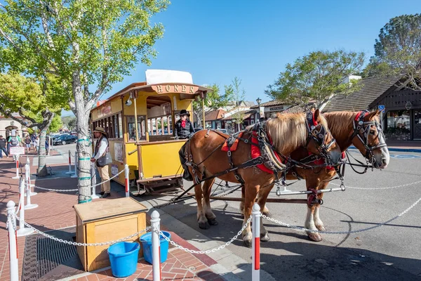 2019年4月22日 美国索尔旺 导游用马车向游客解释索尔旺的历史 并报道了丹尼斯村所有重要的地标 — 图库照片