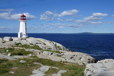 Kanada, Nova Scotia 'daki Peggys Koyu' ndaki ünlü deniz feneri.