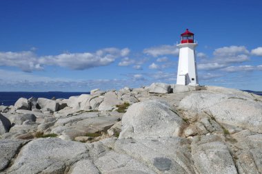 Kanada, Nova Scotia 'daki Peggys Koyu' ndaki ünlü deniz feneri.