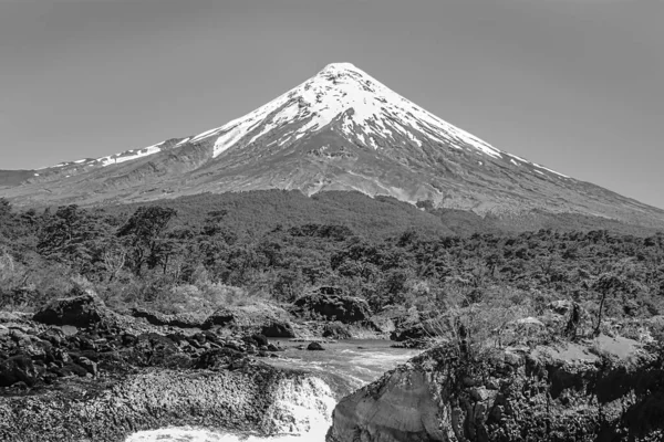 智利南部Varas港附近Llanquihue湖的Volcano Osorno — 图库照片