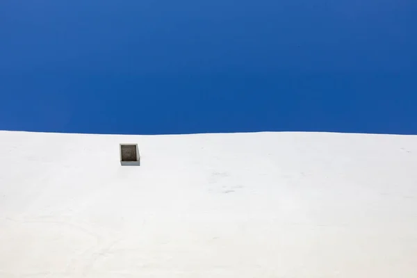 Fondo Pared Blanca Con Cielo Azul Ventilación Como Composición Armónica — Foto de Stock