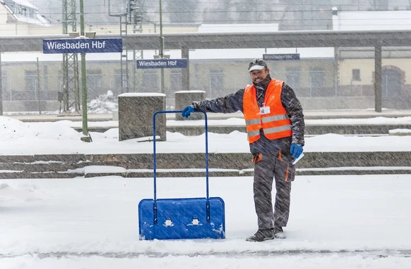 德国威斯巴登 2009年12月20日 德国威斯巴登为了防止事故 工人们正在大雪中清理火车月台 — 图库照片