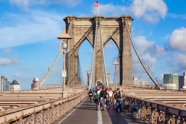 Nova Iorque Eua Julho 2010 Turistas Residentes Atravessam Brooklyn Bridge — Fotografia de Stock