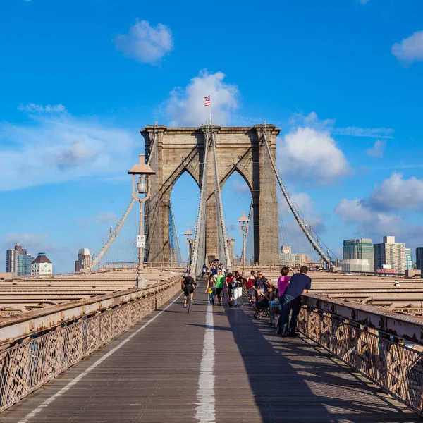 美国纽约 2010年7月9日 游客和居民穿过纽约市布鲁克林大桥 布鲁克林大桥是最古老的悬索桥之一 始建于1883年 — 图库照片