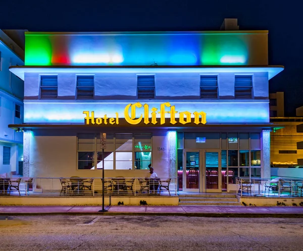 美国迈阿密 2010年8月2日 与佛罗里达州迈阿密海滩著名的克里夫顿酒店 Hotel Clifton 在海洋大道上的夜景 南岸的装饰艺术建筑是迈阿密的主要旅游景点之一 — 图库照片