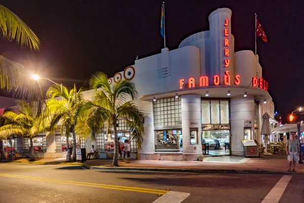 2010年8月2日 フロリダ州マイアミビーチのオーシャンドライブでの夜景 美術館の建物ジェリー有名なデリはまだファーストフードレストランで マイアミビーチのスターや俳優によって有名です — ストック写真