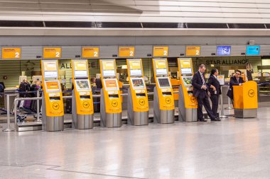 FRANKFURT, GERMANY - 22 SEP 2014: Frankfurt, Almanya 'da akşam saatlerinde havaalanında insanlar. 2012 yılında, Frankfurt 57,5 milyon yolcu taşıdı..