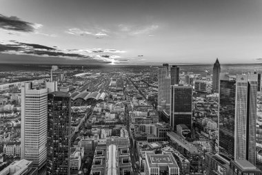 Frankfurt, Almanya - 17 Ocak 2017: Frankfurt gökdelenleri ve nehir kenarı ile birlikte gökdelenler.