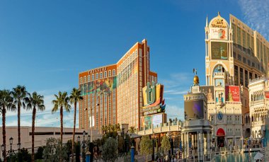 Las Vegas, ABD - 9 Mart 2019: Turistler Las Vegas, ABD 'deki Venedik Otel ve Kumarhanesinde gondolun keyfini çıkarıyorlar.