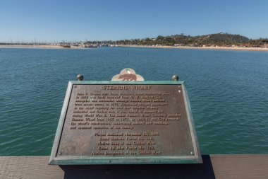 Santa Barbara, ABD - 16 Mart 2019: Okyanus manzaralı Stearns Wharf 'ın tarihini anlatan metal plaka.