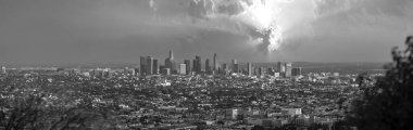 San Francisco, ABD - 18 Mart 2019: Los Angeles 'ın sisli bir yaz günü silueti, ABD