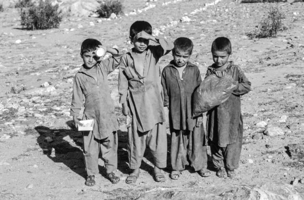 1987年7月6日パキスタン ギルギット 汚れた地元の服を着た貧しい子供たちがカラコルムの埃っぽい風景の中でポーズをとるなぜパキスタンのギルギットの近くにいるのか 部族の人々のための教育は その地域で非常に貧しいです — ストック写真