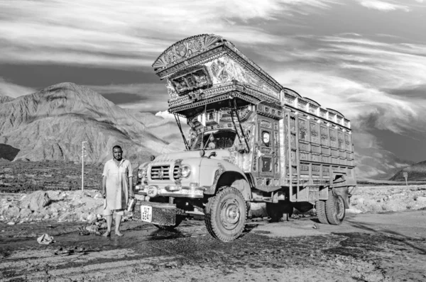 Gilgit Pakistan Sierpnia 1987 Dumny Kierowca Ciężarówki Prezentuje Swoje Malowane — Zdjęcie stockowe