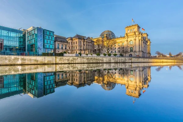 Berlijn Duitsland April 2016 Reichstag Met Reflectie Spree Vroege Ochtend — Stockfoto