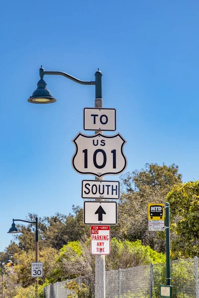 2019年3月16日 美国圣巴巴拉 位于美国加利福尼亚州圣巴巴拉市的一个路标上 标有指向美国南方101号的路标 — 图库照片