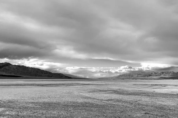 死の谷の砂漠を空の道で旅し — ストック写真