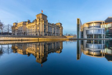 Berlin 'deki hükümet binasındaki Alman başbakanlık binası. Paul Loebe Evi (sağda) ve Reichstag (solda) ve gece.