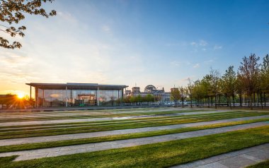 Bundeskanzleramt (Federal Başbakanlık için Almanca) gündoğumunda renkli ağaçlarla. Almanların iptal ettiği yer..