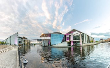 Berlin 'deki Marie-Elisabeth-Luders-Haus manzarası, film ve ışık gösterisi. Gece Berlin.