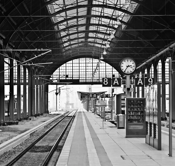 Classicistical Järnvägsstation Wiesbaden Tyskland — Stockfoto