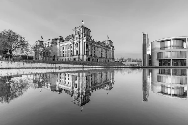 Reichstag Com Reflexão Rio Spree Início Manhã — Fotografia de Stock
