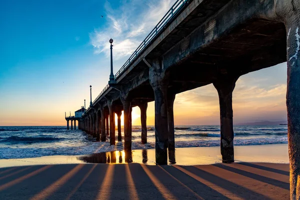 サンセット気分でロサンゼルスの近くのマンハッタンビーチの風光明媚な桟橋 — ストック写真