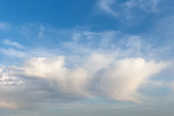 Malownicze Błękitne Niebo Miękkimi Chmurami Kolorze Białym Częściowo Cirrus — Zdjęcie stockowe