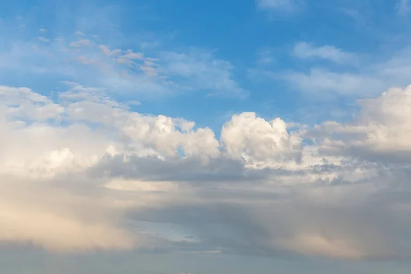 Céu Azul Cênico Com Nuvens Suaves Branco Parcialmente Cirro — Fotografia de Stock