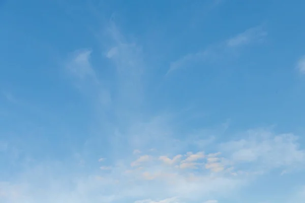 Мальовниче Блакитне Небо Якими Хмарами Білому Частково Круглому — стокове фото