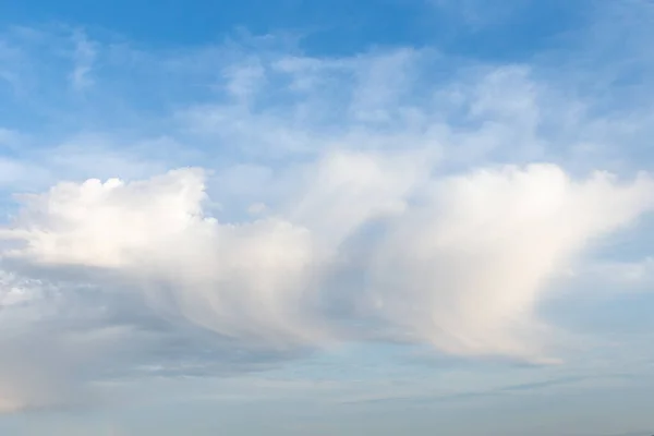 Céu Azul Cênico Com Nuvens Suaves Branco Parcialmente Cirro — Fotografia de Stock