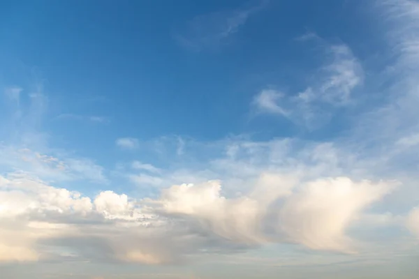 Cielo Azzurro Scenico Con Morbide Nuvole Bianco Parte Cirro — Foto Stock