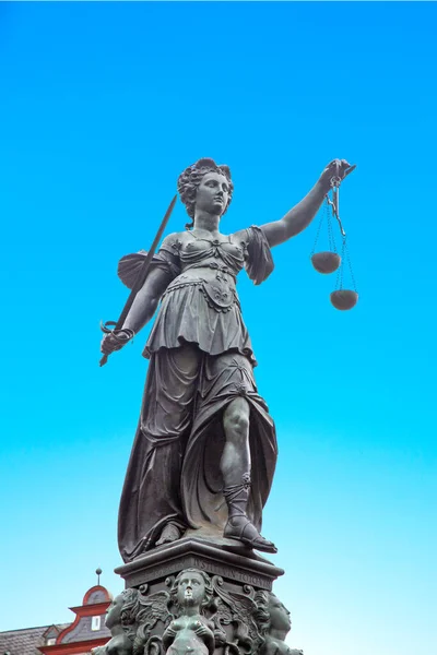 Женщина Правосудия Франкфурте Мечом Заработной Платы Качестве Символа Закона Справедливости — стоковое фото
