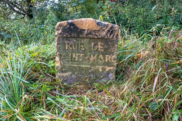 自然界のフランス アルザス ゲベルシュヴィールのサンストーンのランドマークRue Saint Marc — ストック写真