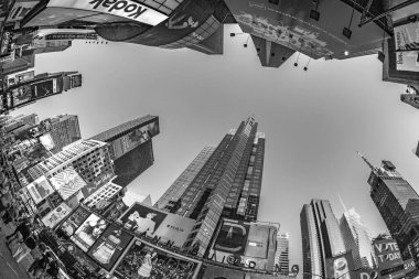 New York, ABD - 8 Temmuz 2010: Times Meydanı, Broadway tiyatroları ve çok sayıda LED tabelaları ile birlikte, New York ve New York 'un Manhattan, New York' taki ABD 'nin bir sembolüdür..