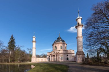 Schwetzingen, Almanya - 6 Şubat 2019: Schwetzingen Sarayı bahçelerindeki cami. Almanya 'nın en büyük saray bahçesi..