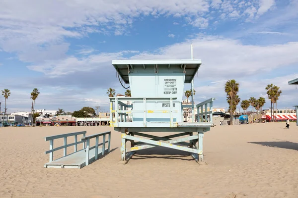 2019年3月5日 ヤシの木とカリフォルニア州のベニスビーチの閉鎖されたライフガードタワー — ストック写真