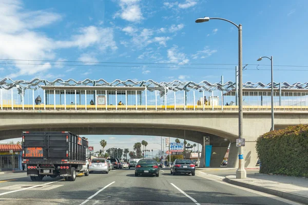 美国洛杉矶 2019年3月5日 观看洛杉矶Baldwin火车站的高程 车站位于一座桥下 车厢穿过铁路线 — 图库照片